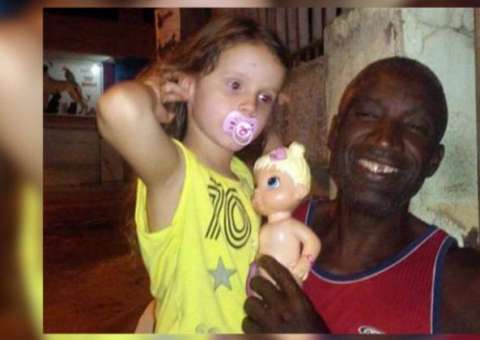 Idoso salva boneca e vira herói de criança autista de 4 anos