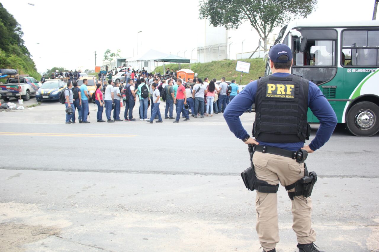 Funcionários de presídio se aglomeram em fila durante checagem de documentos 