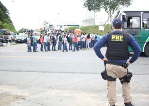 Funcionários de presídio se aglomeram em fila durante checagem de documentos 
