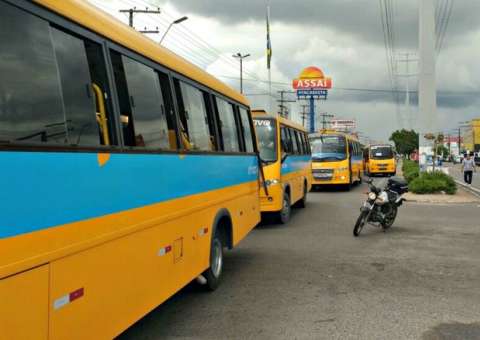 Colegas protestam após motorista de alternativo morrer durante assalto em Manaus