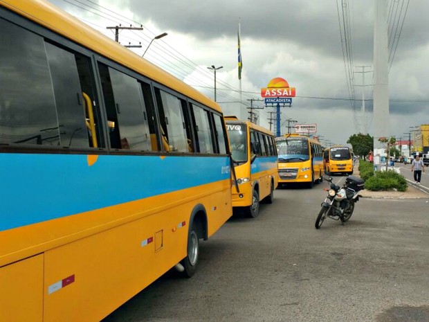 Colegas protestam após motorista de alternativo morrer durante assalto em Manaus