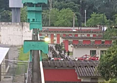 Vistoria no Compaj encontra cerca de 60 celulares e armas e deixa 37 feridos