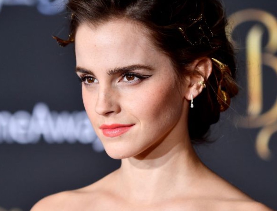  Foto de Emma Watson com seios em evidência causa polêmica  e atriz rebate 