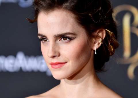  Foto de Emma Watson com seios em evidência causa polêmica  e atriz rebate 