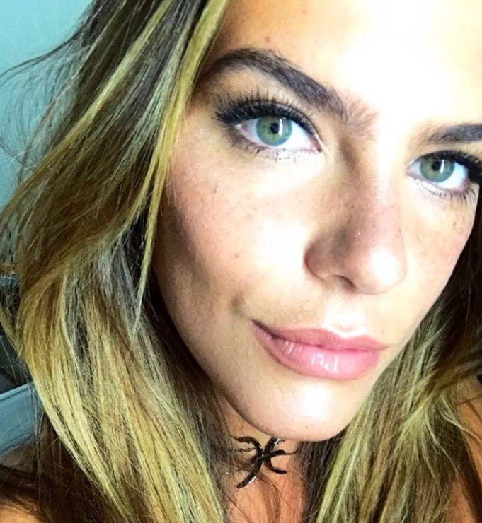 Namorada de Cauã Reymond turbina seios com silicone 