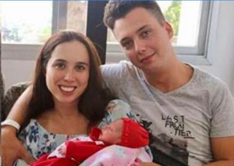 Mãe é proibida de amamentar filha em UTI para não chocar outros pais