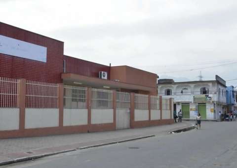 Homens armados furam fila da vacina da febre amarela e causam pânico em posto de saúde 