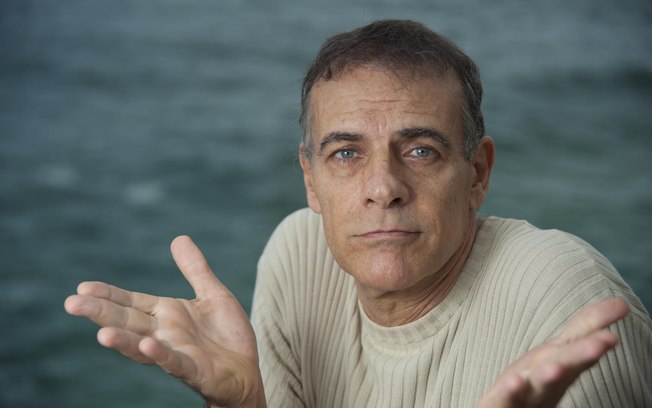 Fora da Tv , ex-global vende sanduíche em praia do Rio de Janeiro