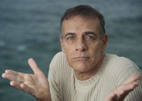 Fora da Tv , ex-global vende sanduíche em praia do Rio de Janeiro