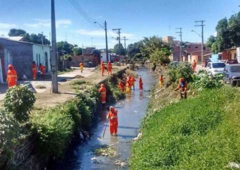 Mais de 900 toneladas de lixo são retiradas de igarapés em Manaus  