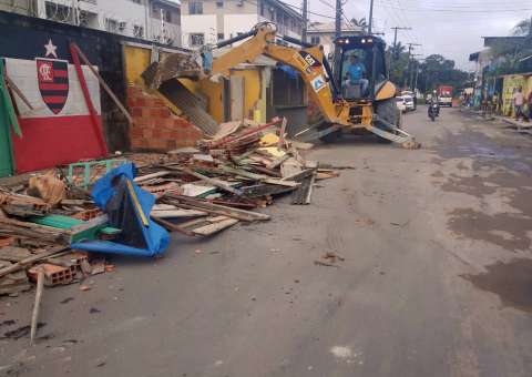 Feira clandestina é demolida na zona Leste de Manaus