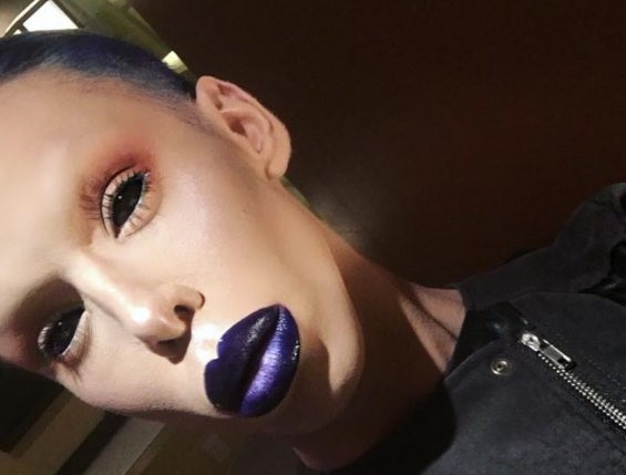 'Alien Humano' polemiza ao dar entrevista na TV