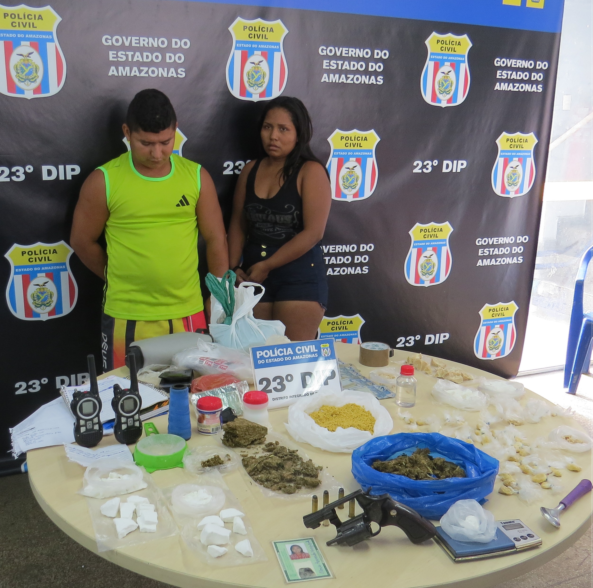 Casal é preso acusado de abastecer bares com drogas em Manaus