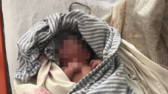 Recém-nascido é encontrado dentro de saco de batatas em igreja