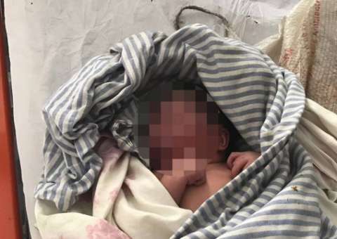 Recém-nascido é encontrado dentro de saco de batatas em igreja