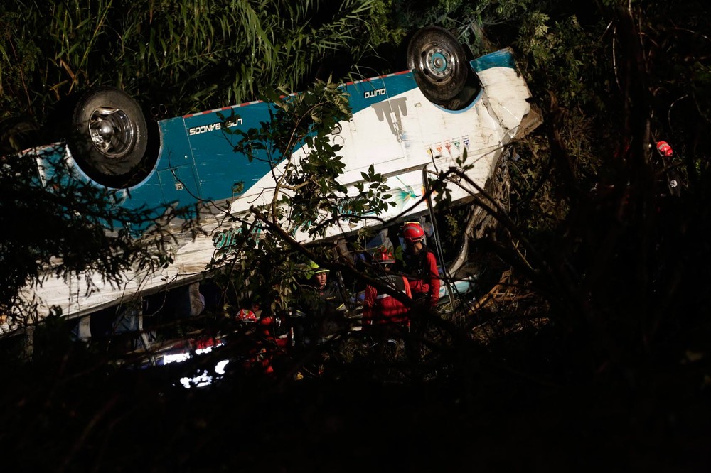   Onze pessoas morrem após ônibus cair em abismo 