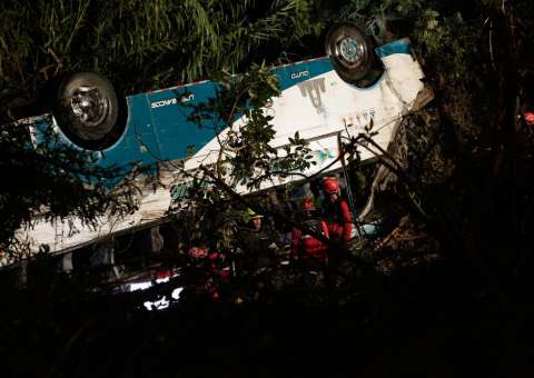   Onze pessoas morrem após ônibus cair em abismo 