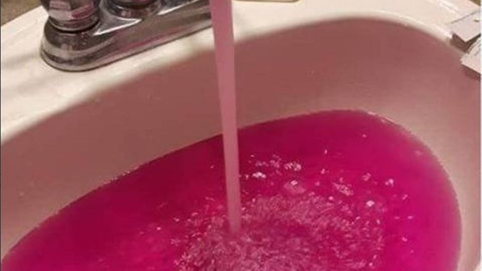 Prefeitura pede desculpas após distribuir água rosa para moradores