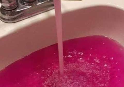 Prefeitura pede desculpas após distribuir água rosa para moradores