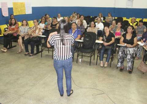 Agentes de saúde escolar participam de oficinas temáticas em Manaus 