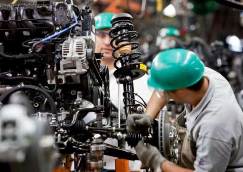 Produção industrial volta a subir após 34 meses de queda