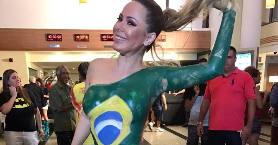 Após mostrar ânus na TV, Ju Isen deixa o país