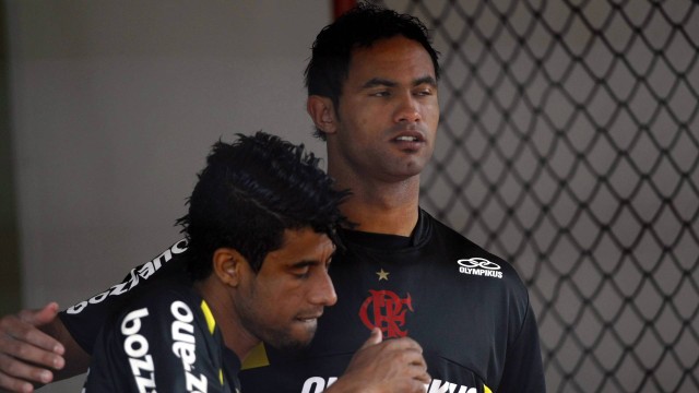  Mulher de Léo Moura defende o marido e detona ex-goleiro Bruno na internet