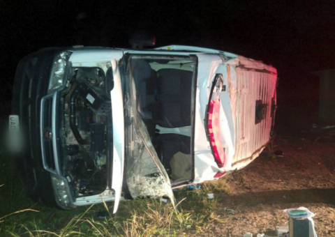 Ambulância capota na estrada e deixa 3 feridos no Amazonas