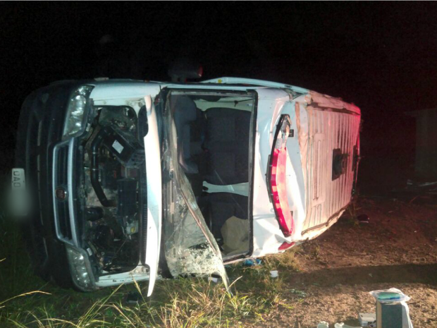 Ambulância capota na estrada e deixa 3 feridos no Amazonas