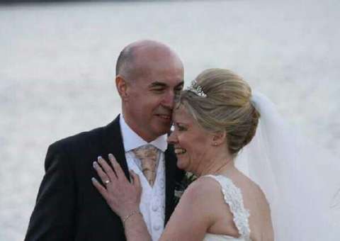 Mulher é surpreendida pelo marido logo após lua de mel e o pior acontece 