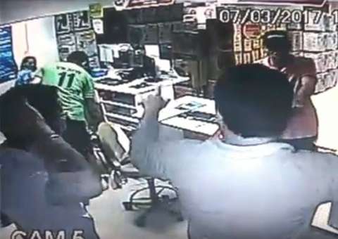 Assaltantes roubam loja e fogem dentro de voadeira em Manaus