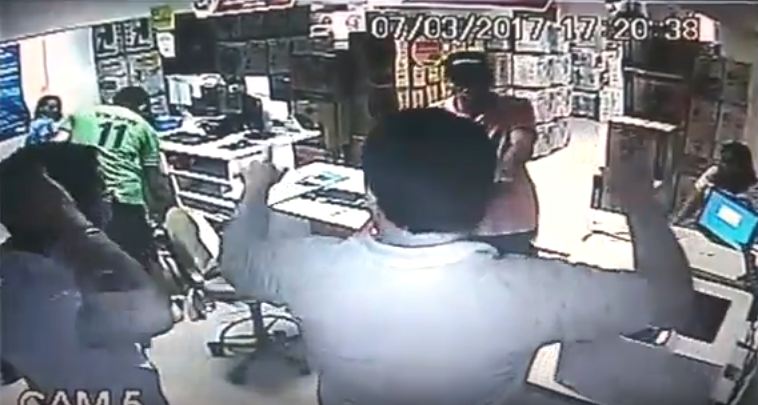 Assaltantes roubam loja e fogem dentro de voadeira em Manaus