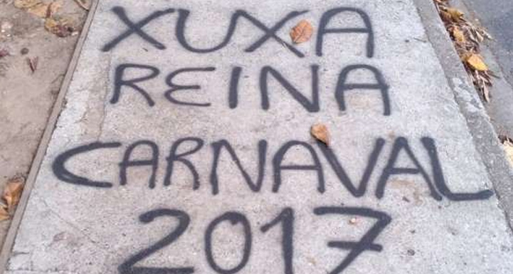 Fã de Xuxa picha calçada da Globo, em protesto contra boicote no Carnaval