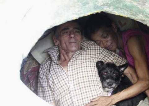 Casal vive em esgoto há mais de 20 anos e confessa que é feliz