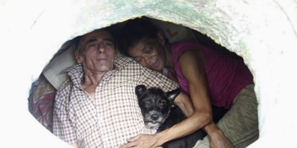 Casal vive em esgoto há mais de 20 anos e confessa que é feliz