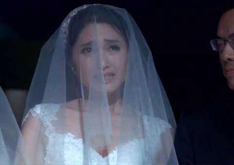 Pai se recusa levar filha lésbica ao altar e o chefe dela tem atitude surpreendente