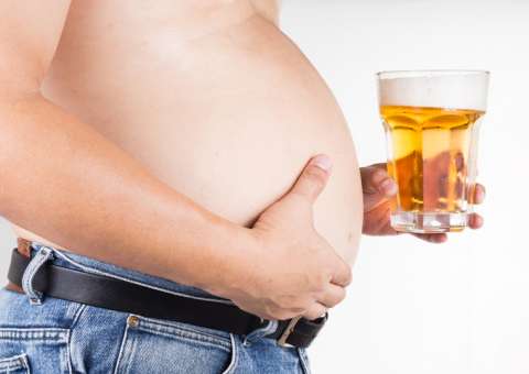 A cerveja pode aumentar barriga?