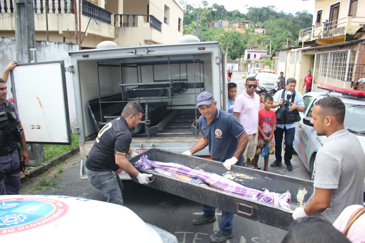 Criança encontra pais mortos após briga em Manaus