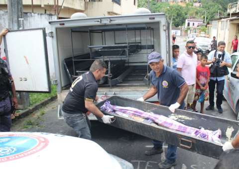 Criança encontra pais mortos após briga em Manaus