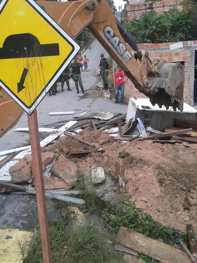 Barracos são retirados de área de preservação na Colônia Terra Nova 