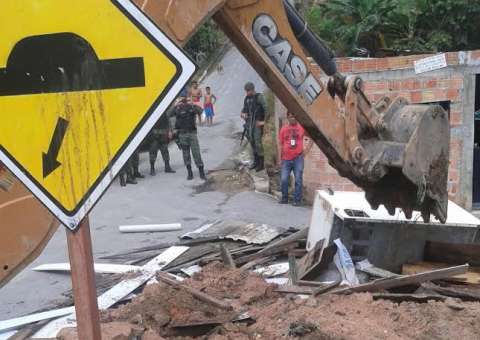 Barracos são retirados de área de preservação na Colônia Terra Nova 