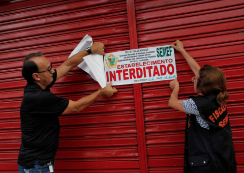 8 estabelecimentos que ocupavam áreas públicas são interditados durante operação em Manaus
