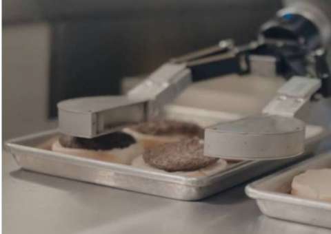 Robô que prepara hambúrgueres já substitui humanos em lanchonete