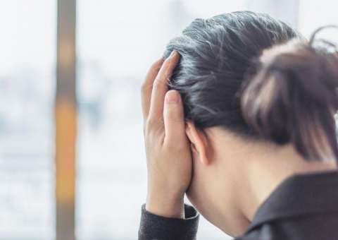 Chá de planta combate dores de cabeça intensas 