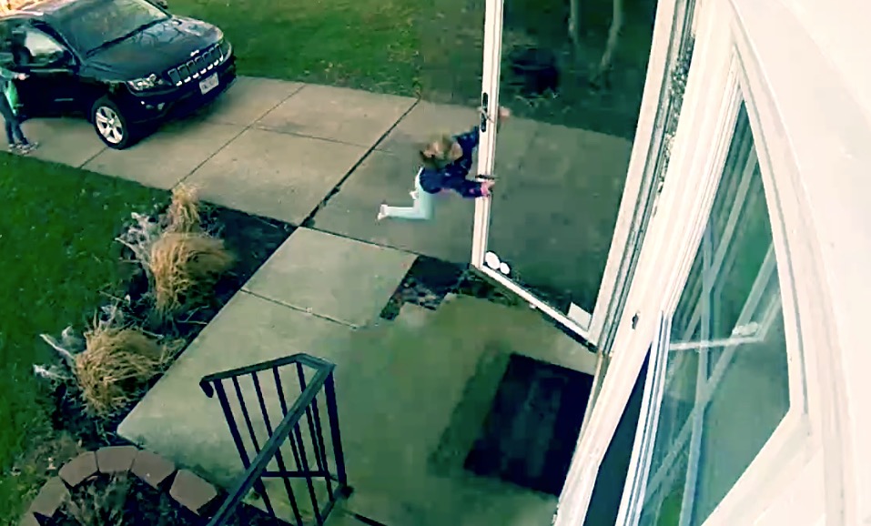 Menina de 4 anos é varrida por fortes ventos 