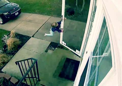 Menina de 4 anos é varrida por fortes ventos 