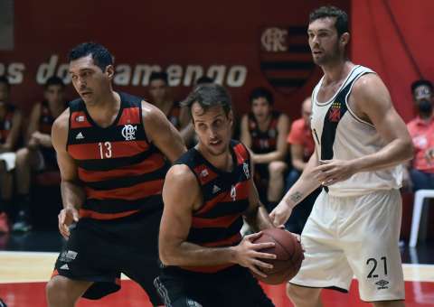  Jogadores do Flamengo fazem tarde de autógrafos em Manaus