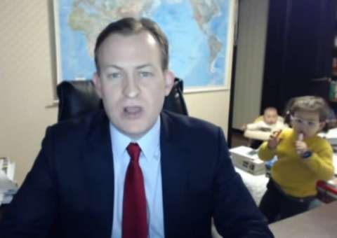 Filhos invadem entrevista ao vivo de comentarista na BBC  