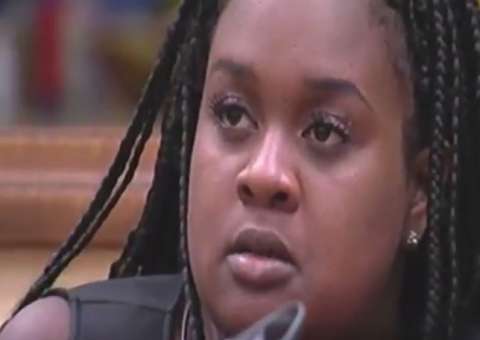 BBB17: Roberta cogita jogar balde de gelo em Emilly e causa revolta