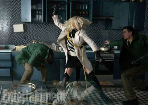 Charlize Theron está com tudo no trailer de ‘Atômica’. Assista